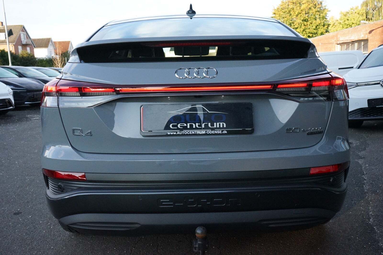 Grå Audi Q4 e-tron fra 2024