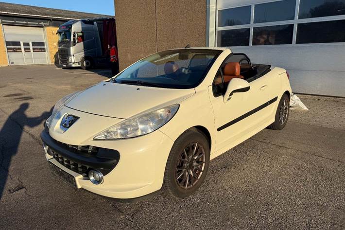 Beige Peugeot 207 fra 2008 set udefra