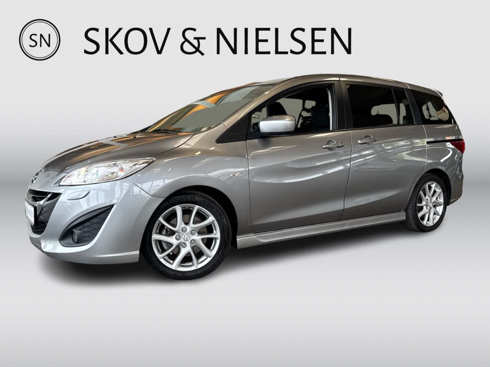 Sølv Mazda 5 fra 2012 set udefra