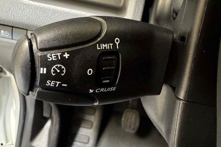 Hvid Fiat Scudo fra 2022 set indefra