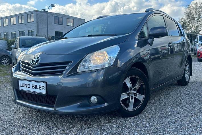 Grå Toyota Verso fra 2010 set udefra