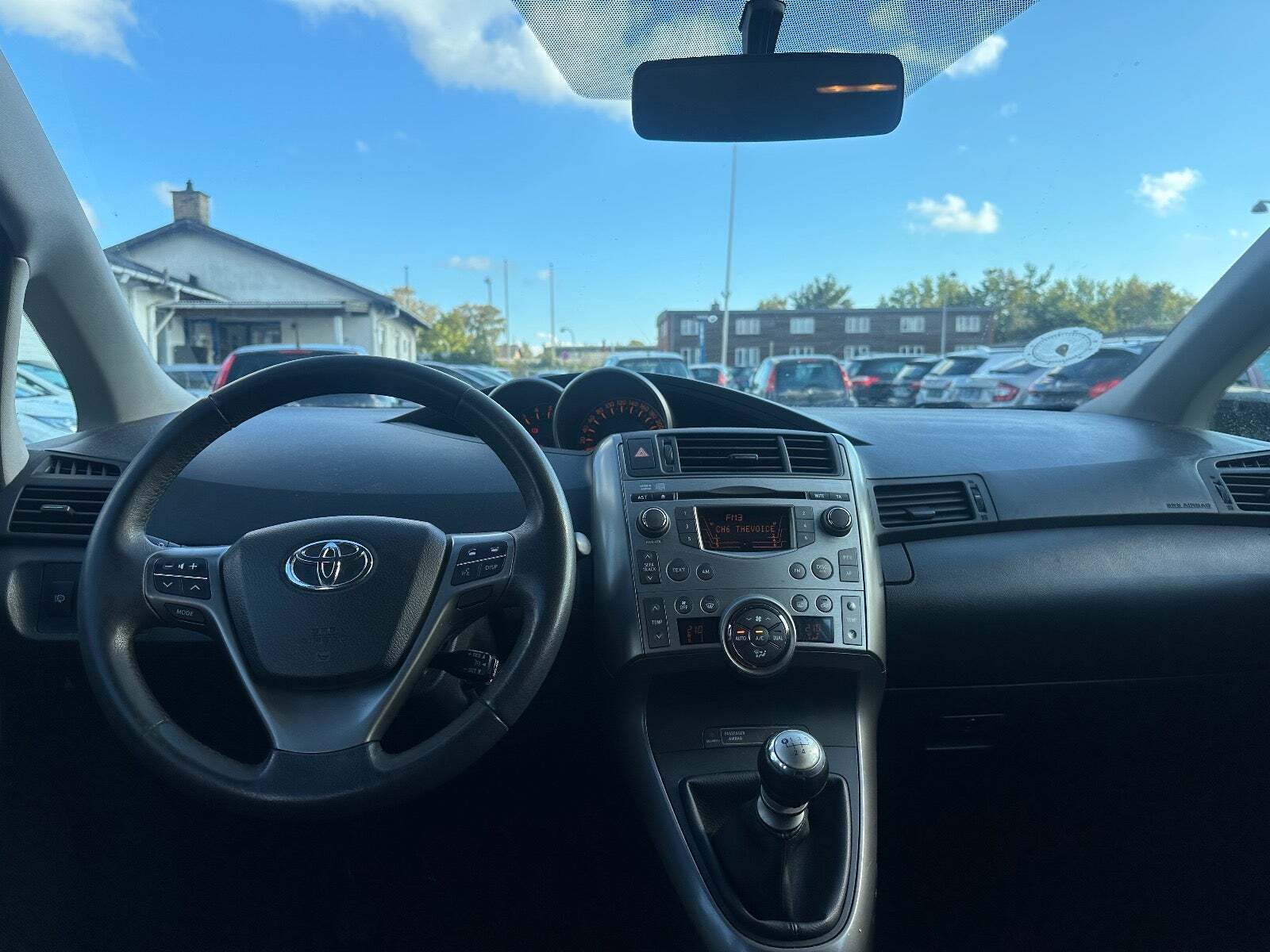Grå Toyota Verso fra 2010 set indefra