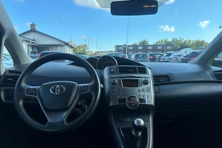 Grå Toyota Verso fra 2010 set indefra
