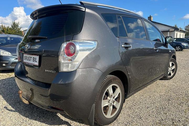 Grå Toyota Verso fra 2010