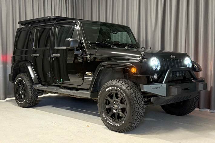 Sort Jeep Wrangler Unlimited fra 2014 set udefra