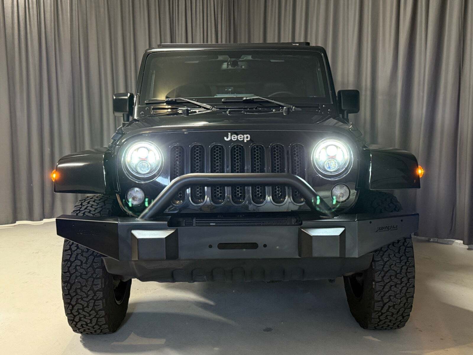 Sort Jeep Wrangler Unlimited fra 2014 set udefra