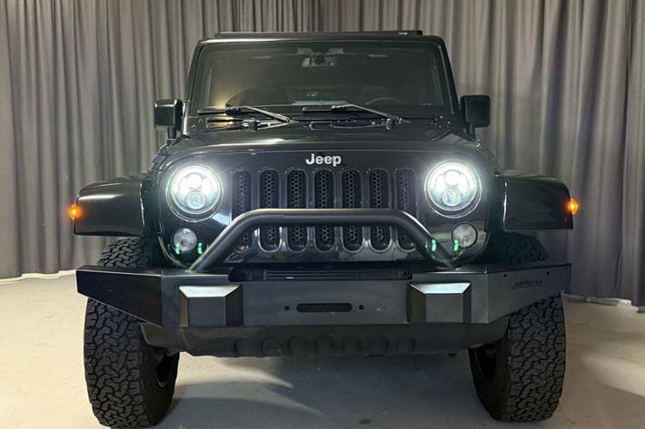 Sort Jeep Wrangler Unlimited fra 2014 set udefra
