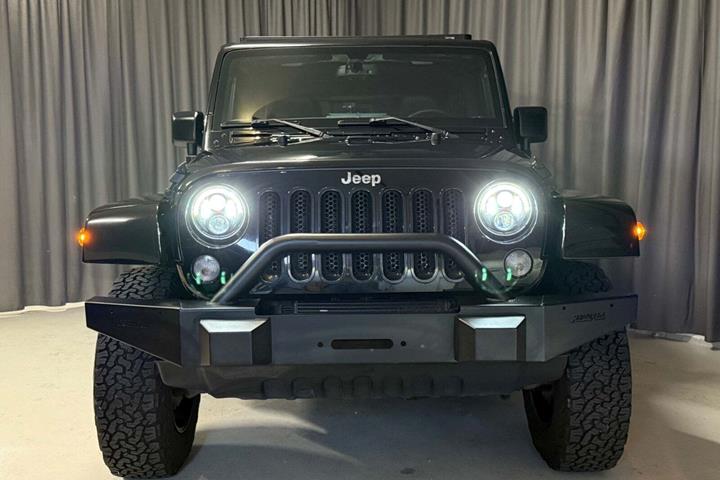 Sort Jeep Wrangler Unlimited fra 2014 set udefra