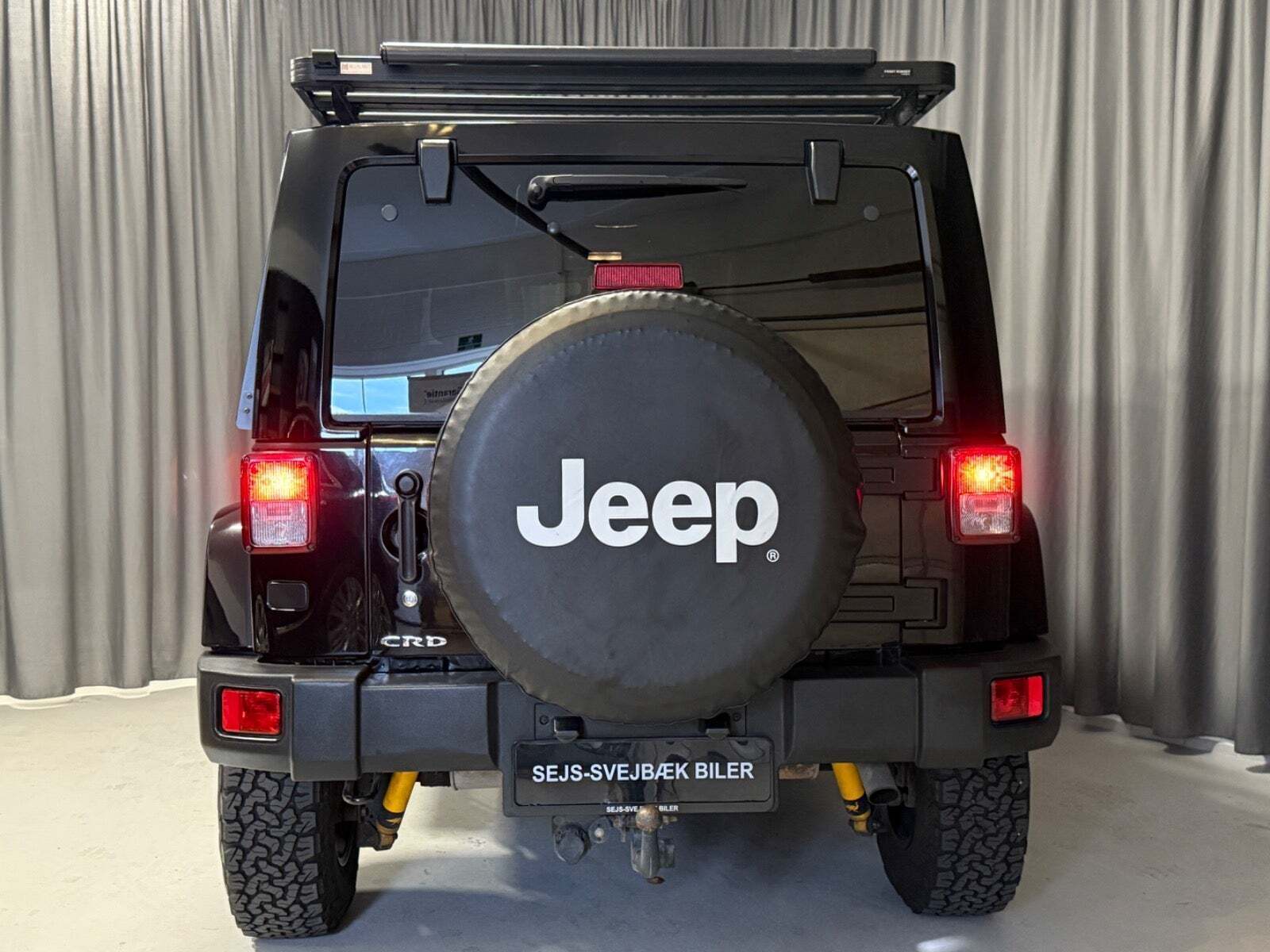 Sort Jeep Wrangler Unlimited fra 2014 set udefra
