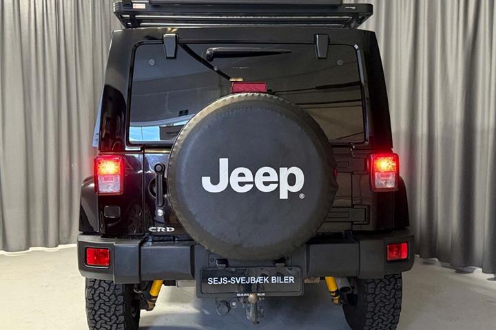 Sort Jeep Wrangler Unlimited fra 2014 set udefra
