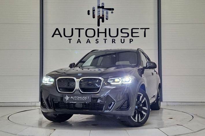 Grå BMW iX3 fra 2023 set udefra