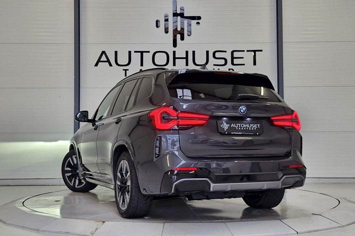 Grå BMW iX3 fra 2023