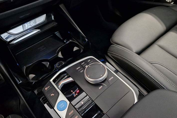 Grå BMW iX3 fra 2023