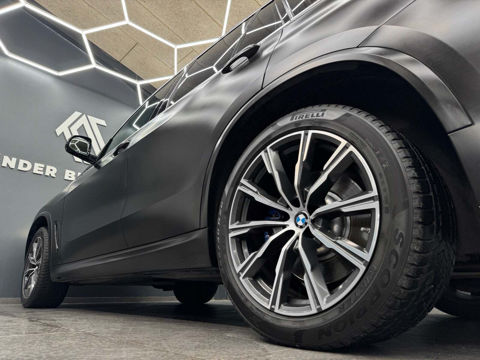 Blå BMW X5 fra 2019