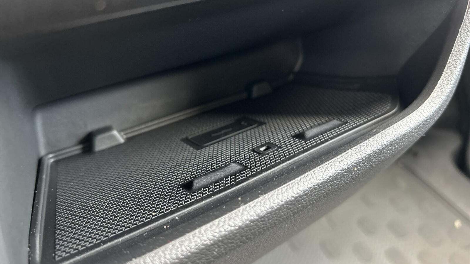 Hvid Renault Trafic fra 2025 set indefra