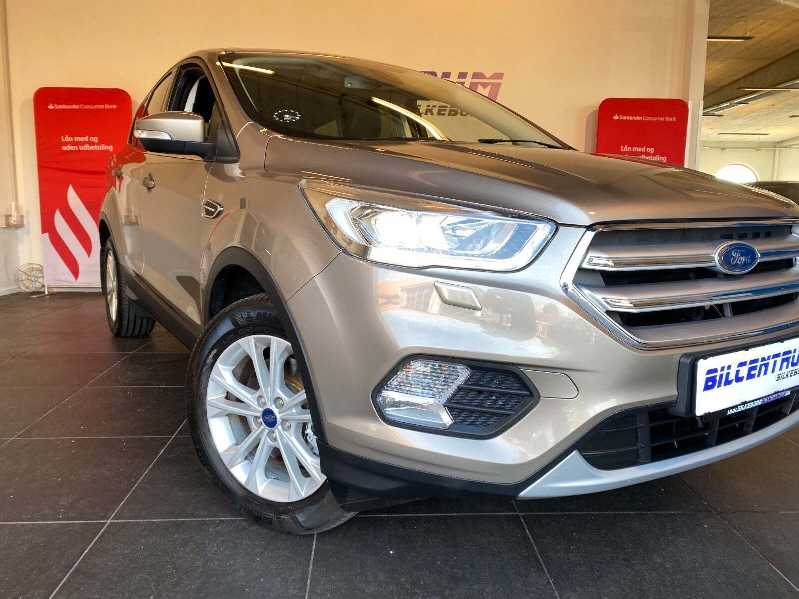 Orange Ford Kuga fra 2018