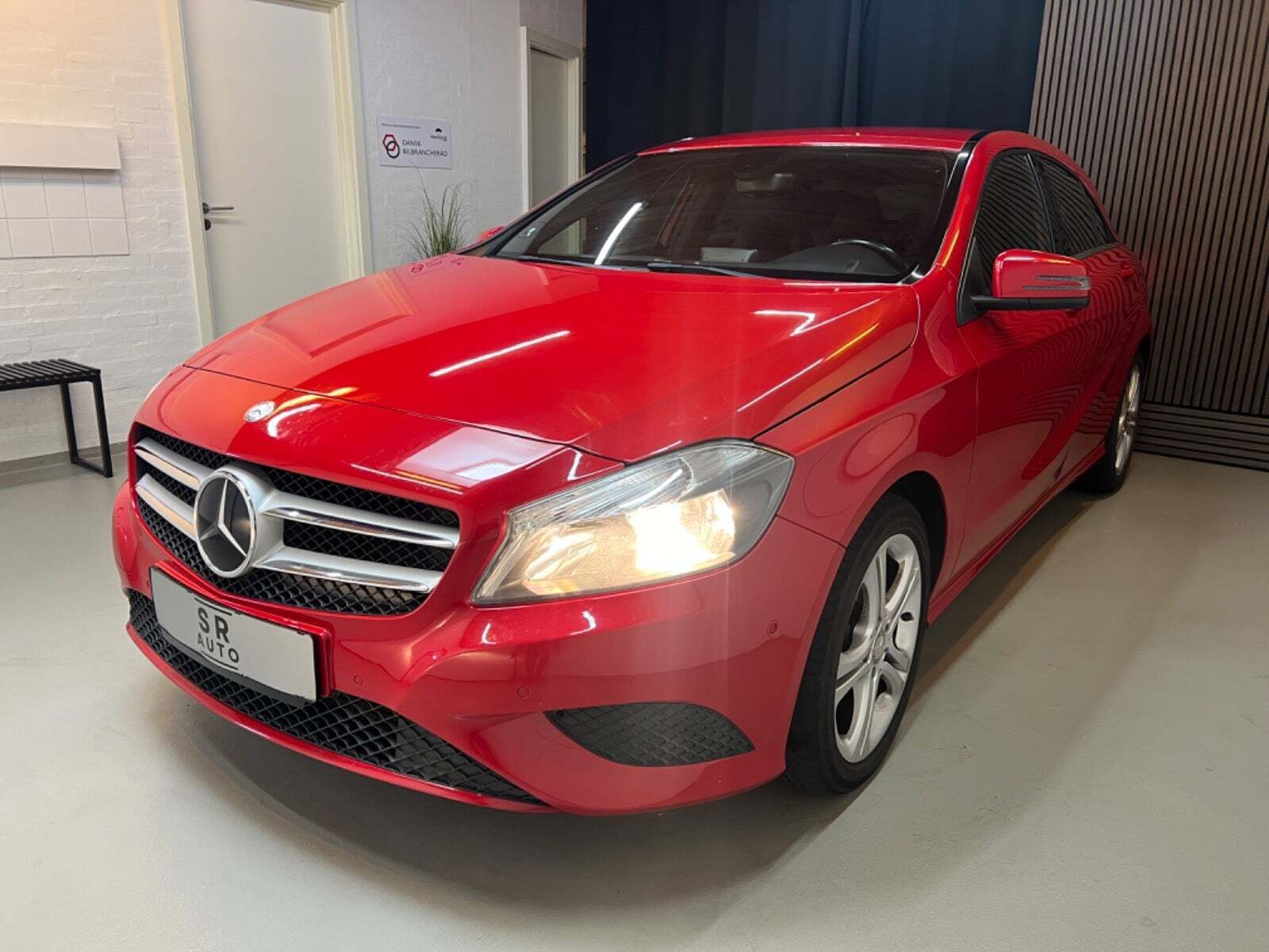 Rød Mercedes A180 fra 2014 set udefra