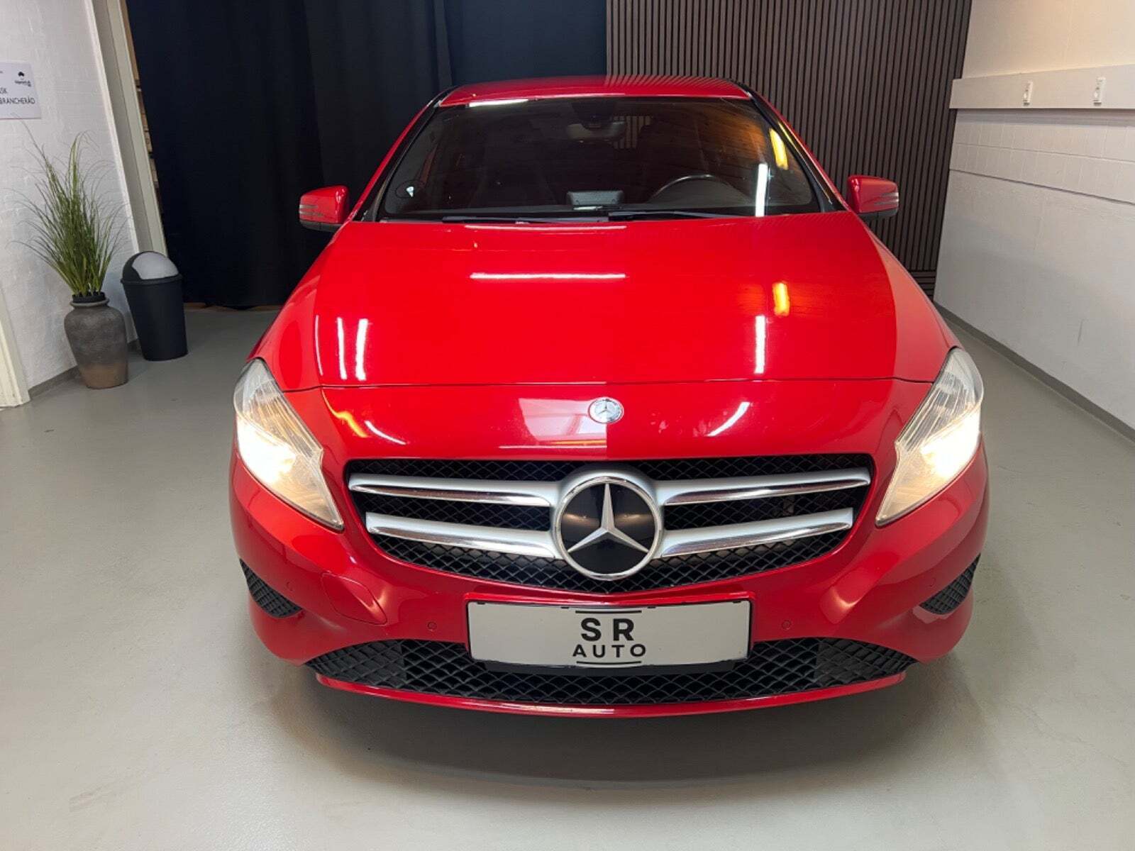 Rød Mercedes A180 fra 2014