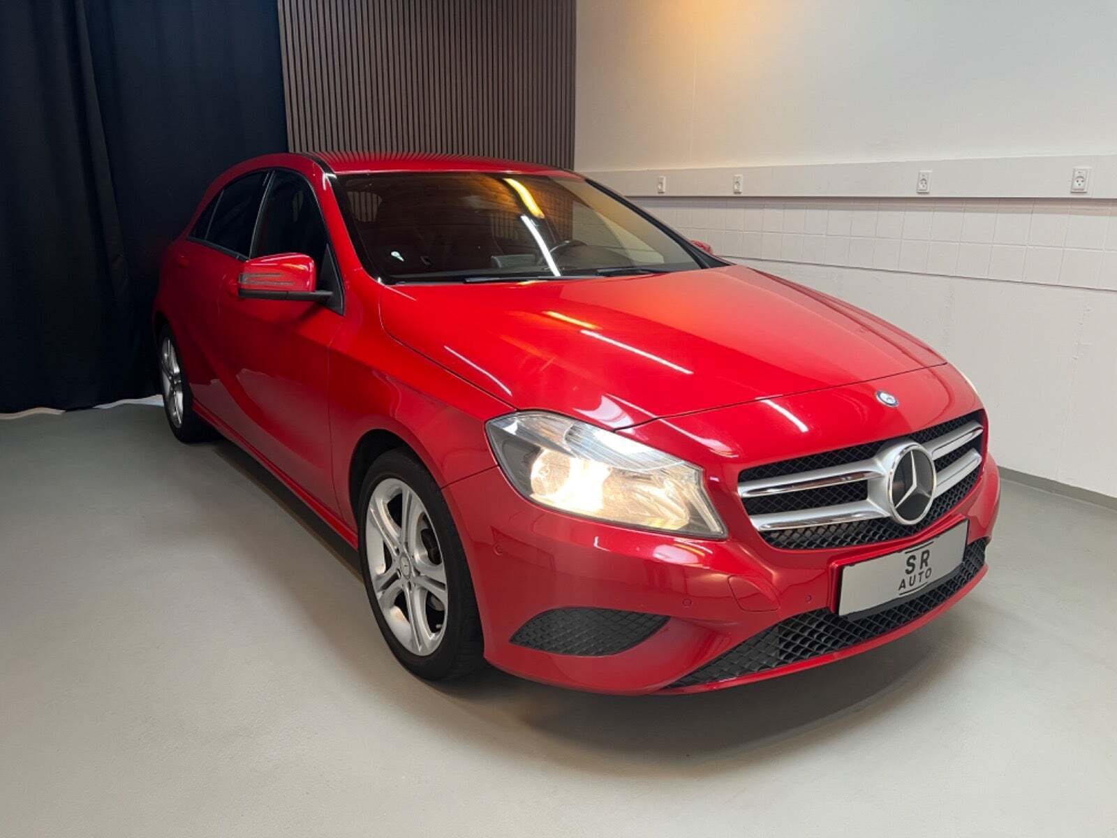 Rød Mercedes A180 fra 2014