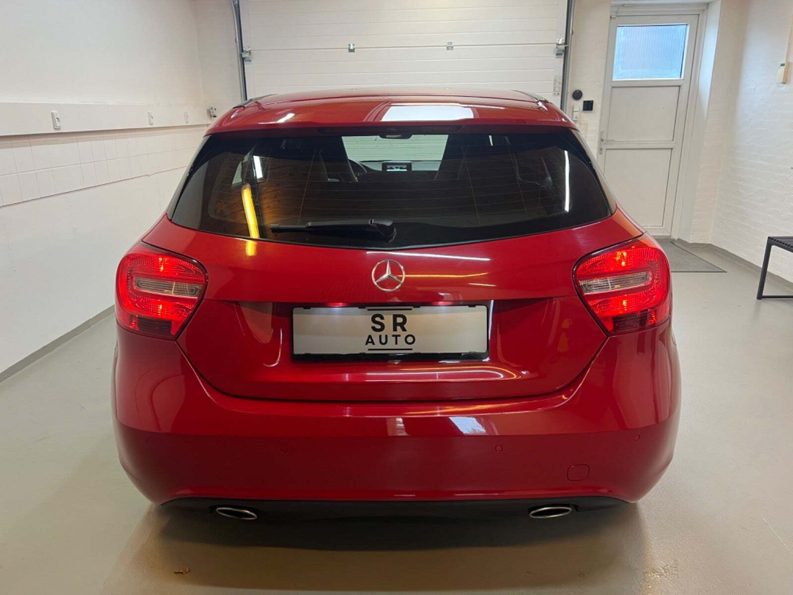 Rød Mercedes A180 fra 2014