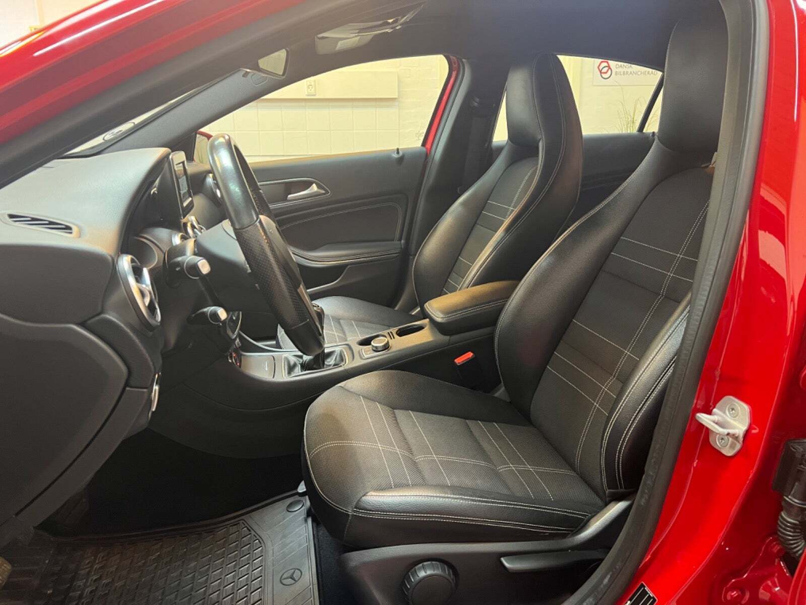 Rød Mercedes A180 fra 2014 set indefra