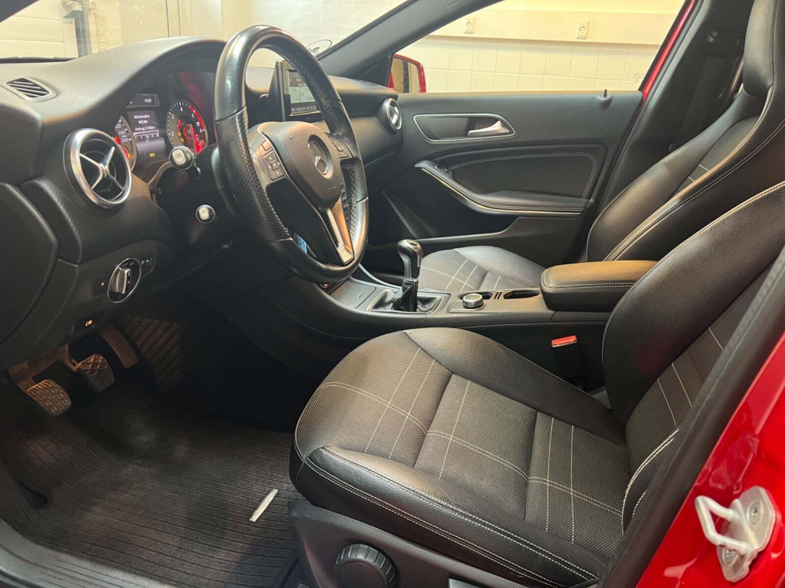 Rød Mercedes A180 fra 2014 set indefra