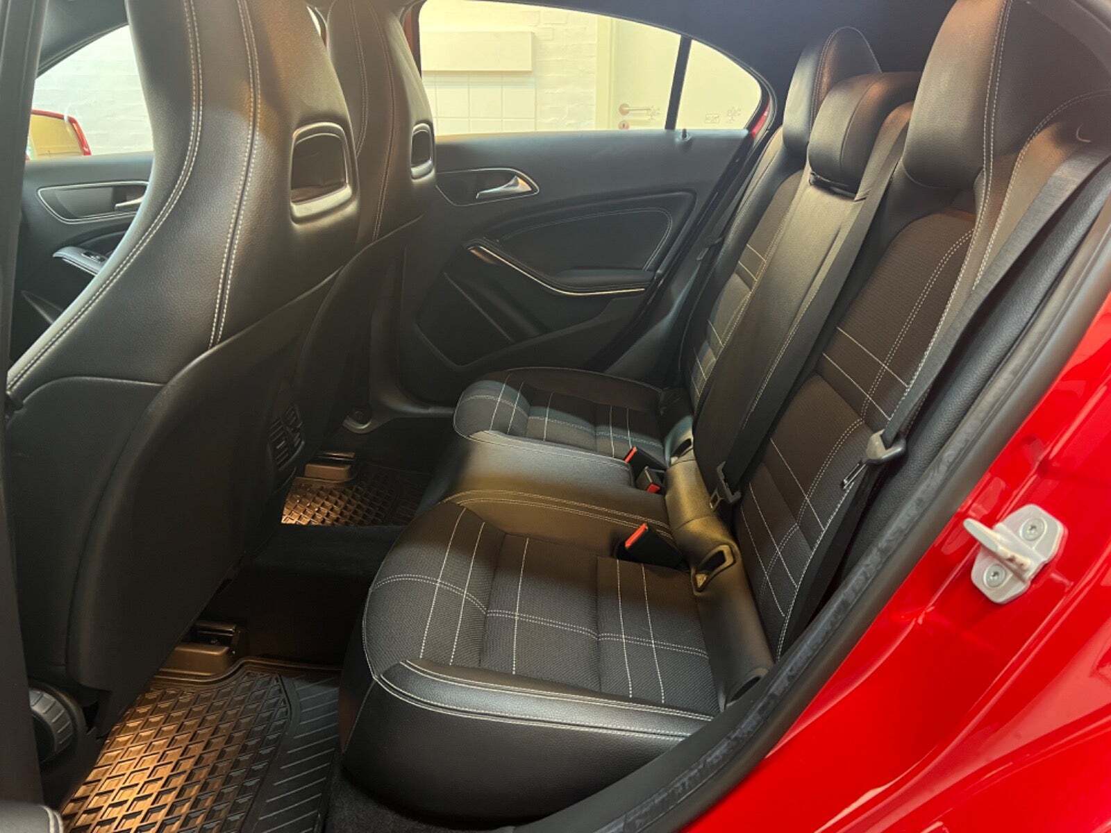Rød Mercedes A180 fra 2014 set indefra