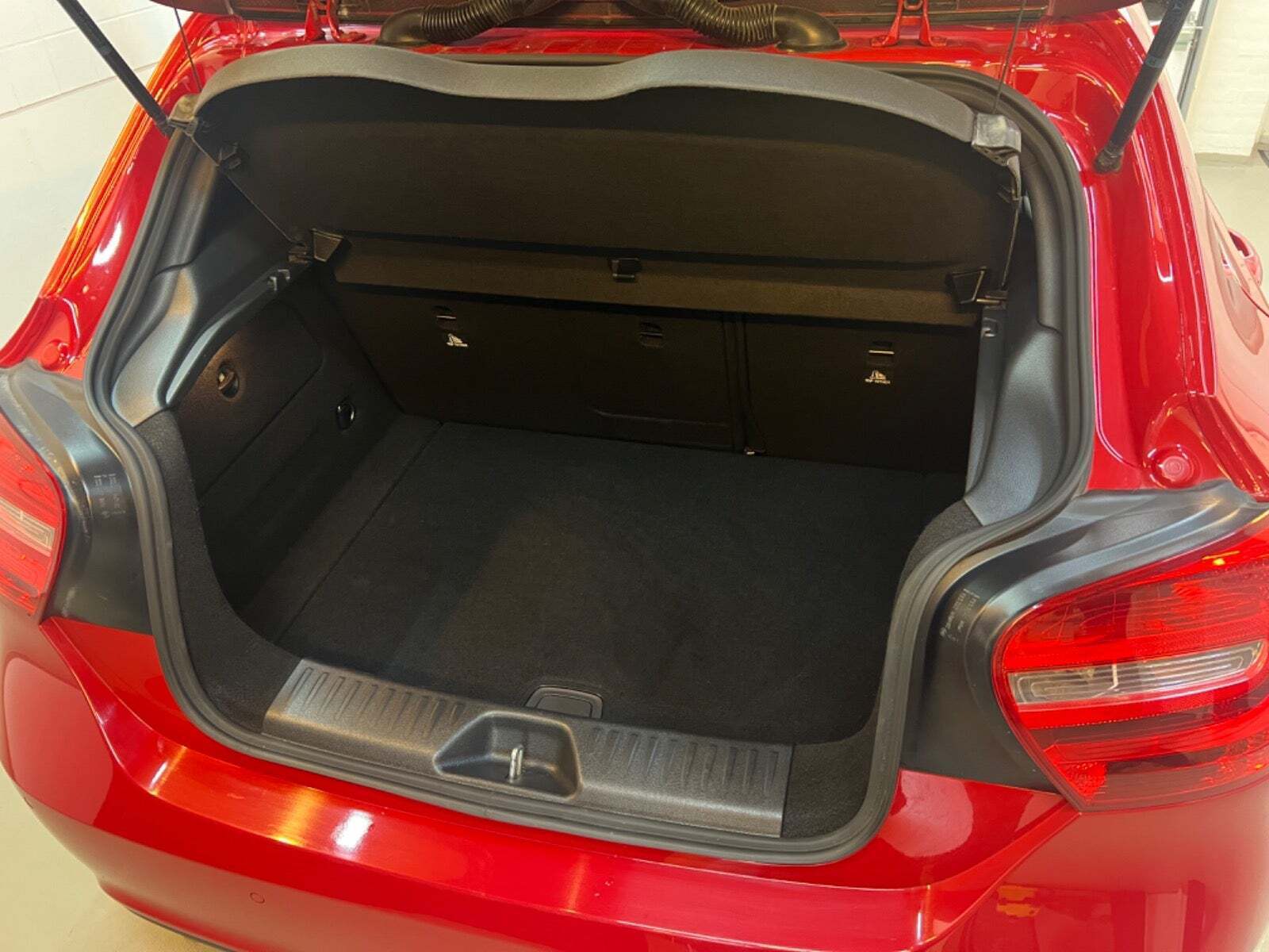 Rød Mercedes A180 fra 2014 set udefra