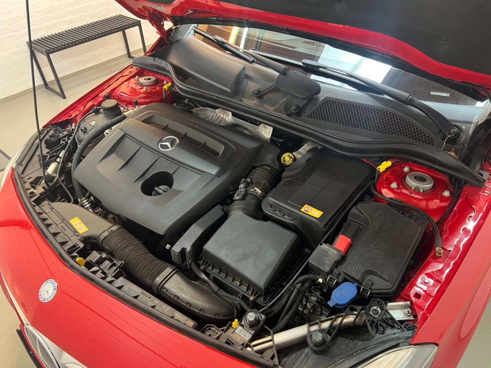 Rød Mercedes A180 fra 2014 set udefra