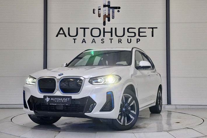 Hvid BMW iX3 fra 2023 set udefra