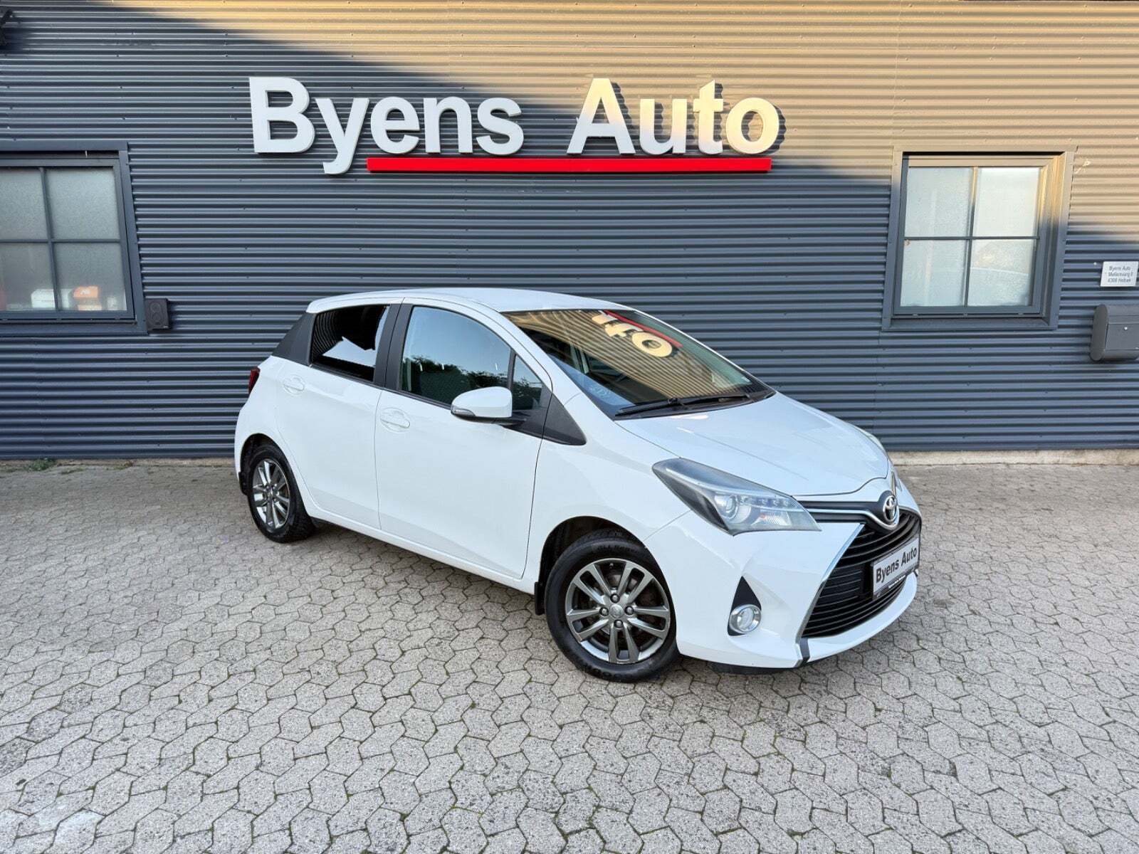 undefined Toyota Yaris fra 2015 set udefra