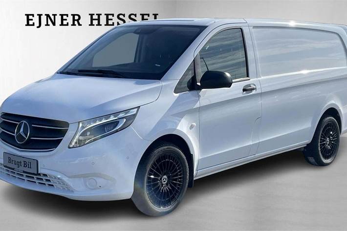 Hvid Mercedes Vito 114 fra 2021 set udefra