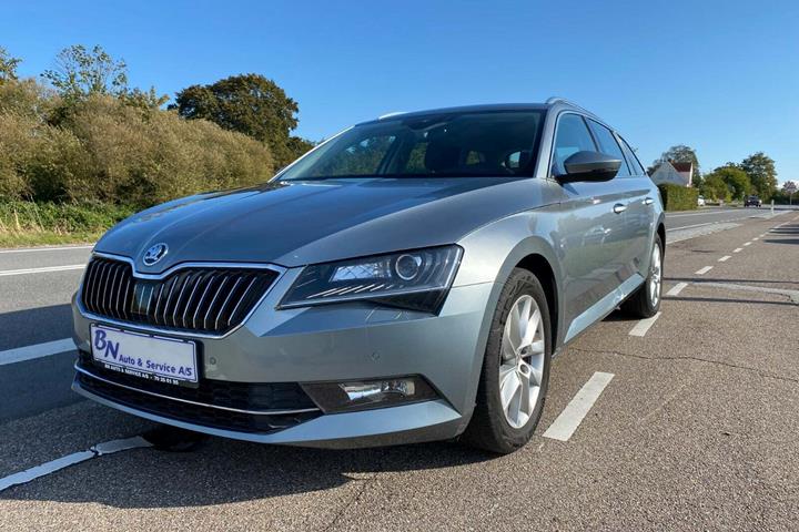 Grå Skoda Superb fra 2017 set udefra
