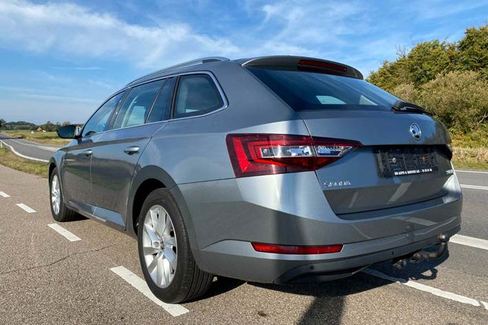 Grå Skoda Superb fra 2017