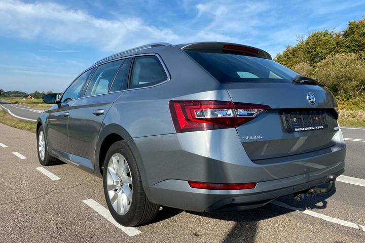 Grå Skoda Superb fra 2017