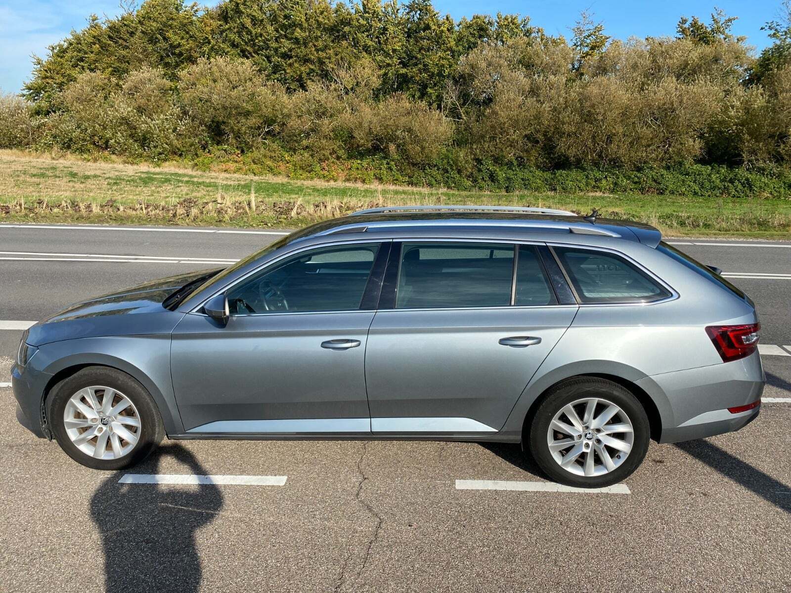 Grå Skoda Superb fra 2017