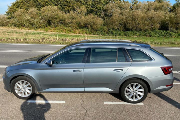 Grå Skoda Superb fra 2017