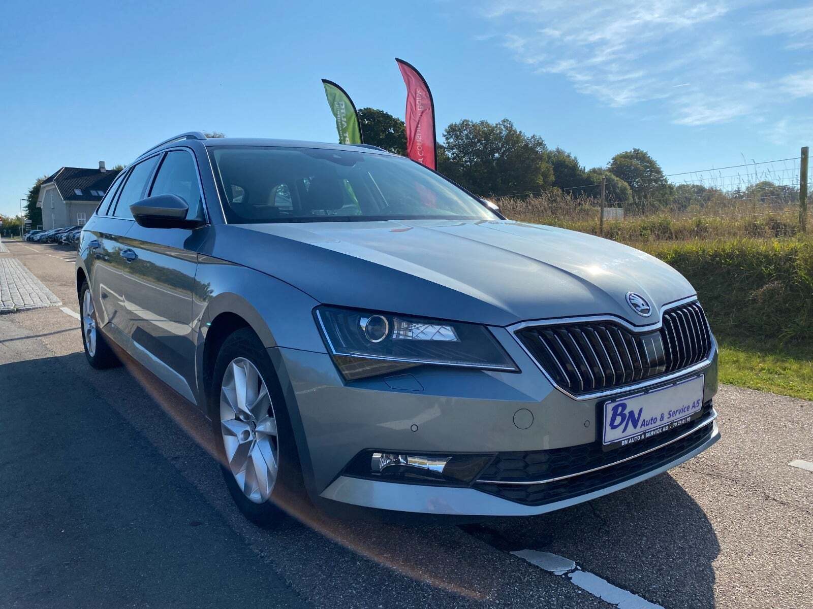 Grå Skoda Superb fra 2017