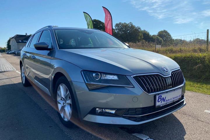 Grå Skoda Superb fra 2017