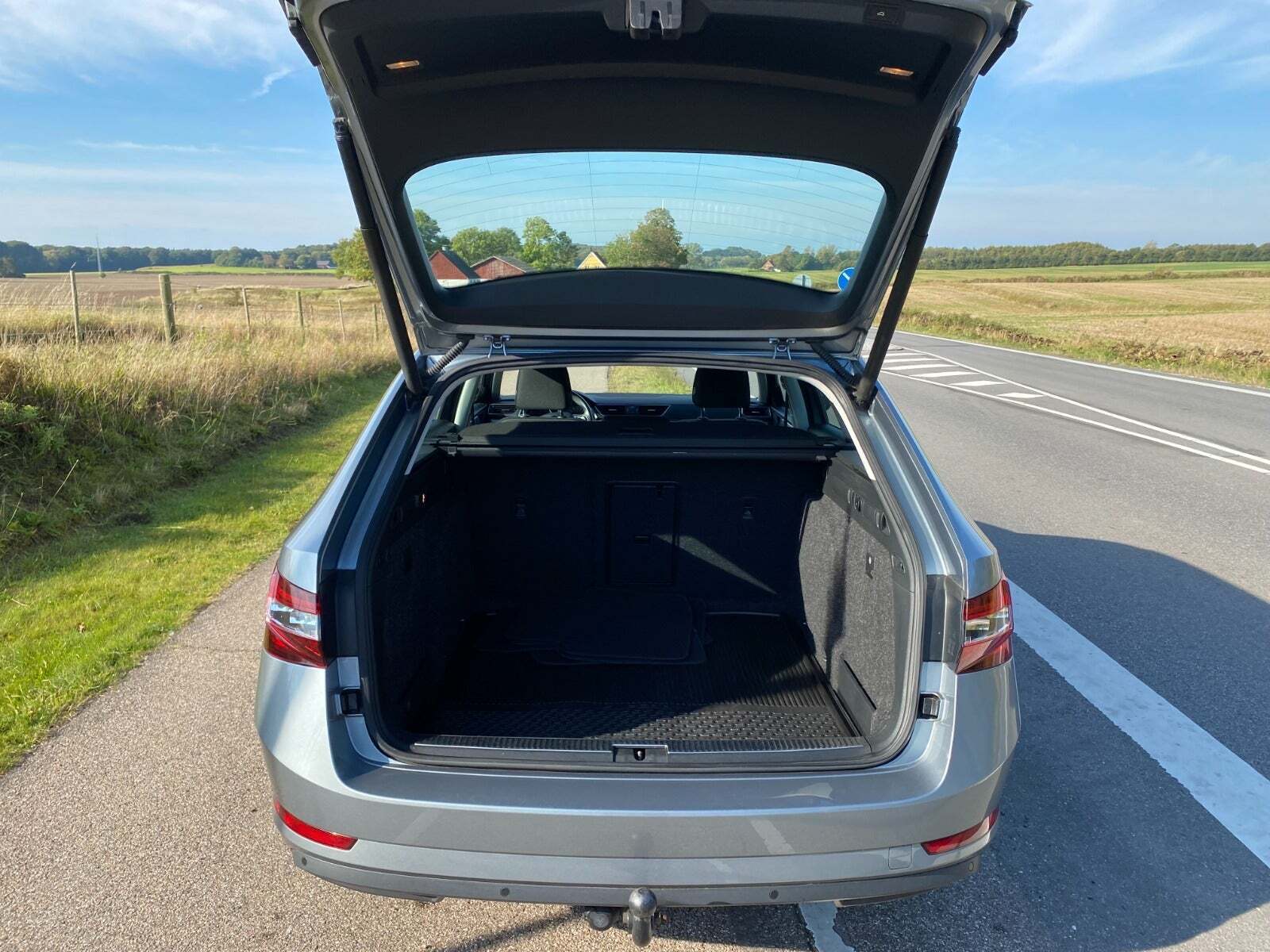 Grå Skoda Superb fra 2017