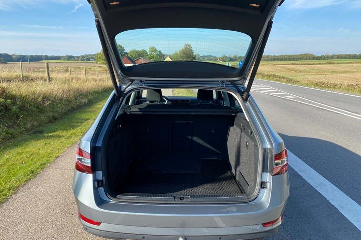 Grå Skoda Superb fra 2017
