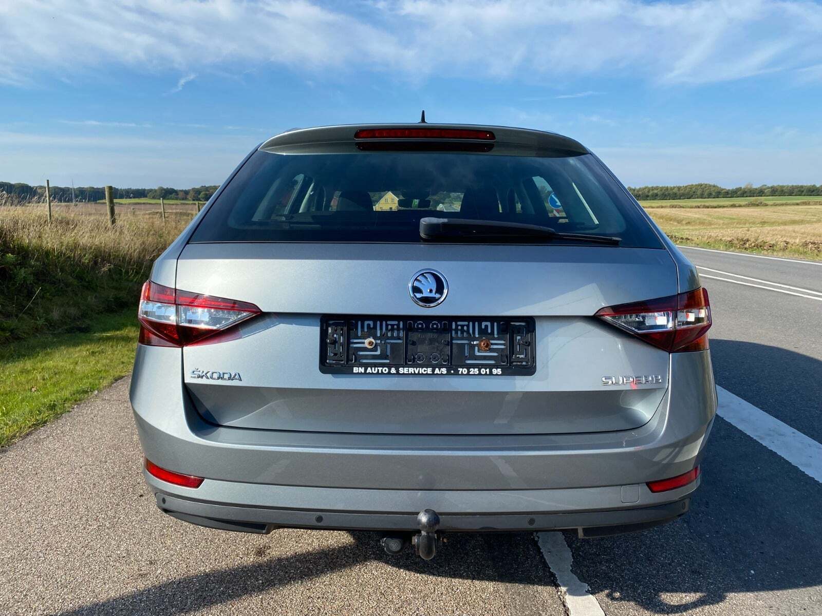 Grå Skoda Superb fra 2017