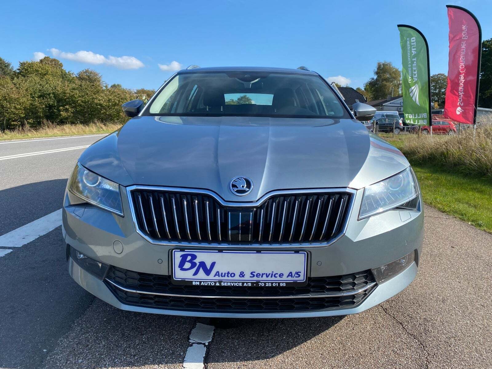 Grå Skoda Superb fra 2017
