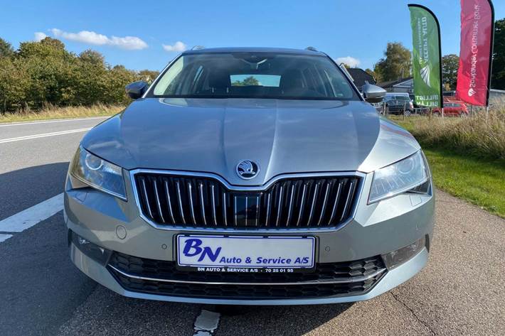 Grå Skoda Superb fra 2017