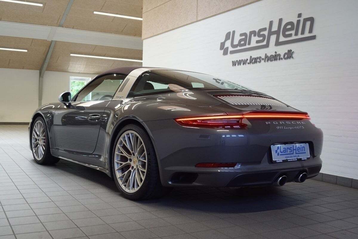 Grå Porsche 911 Targa 4 GTS fra 2019