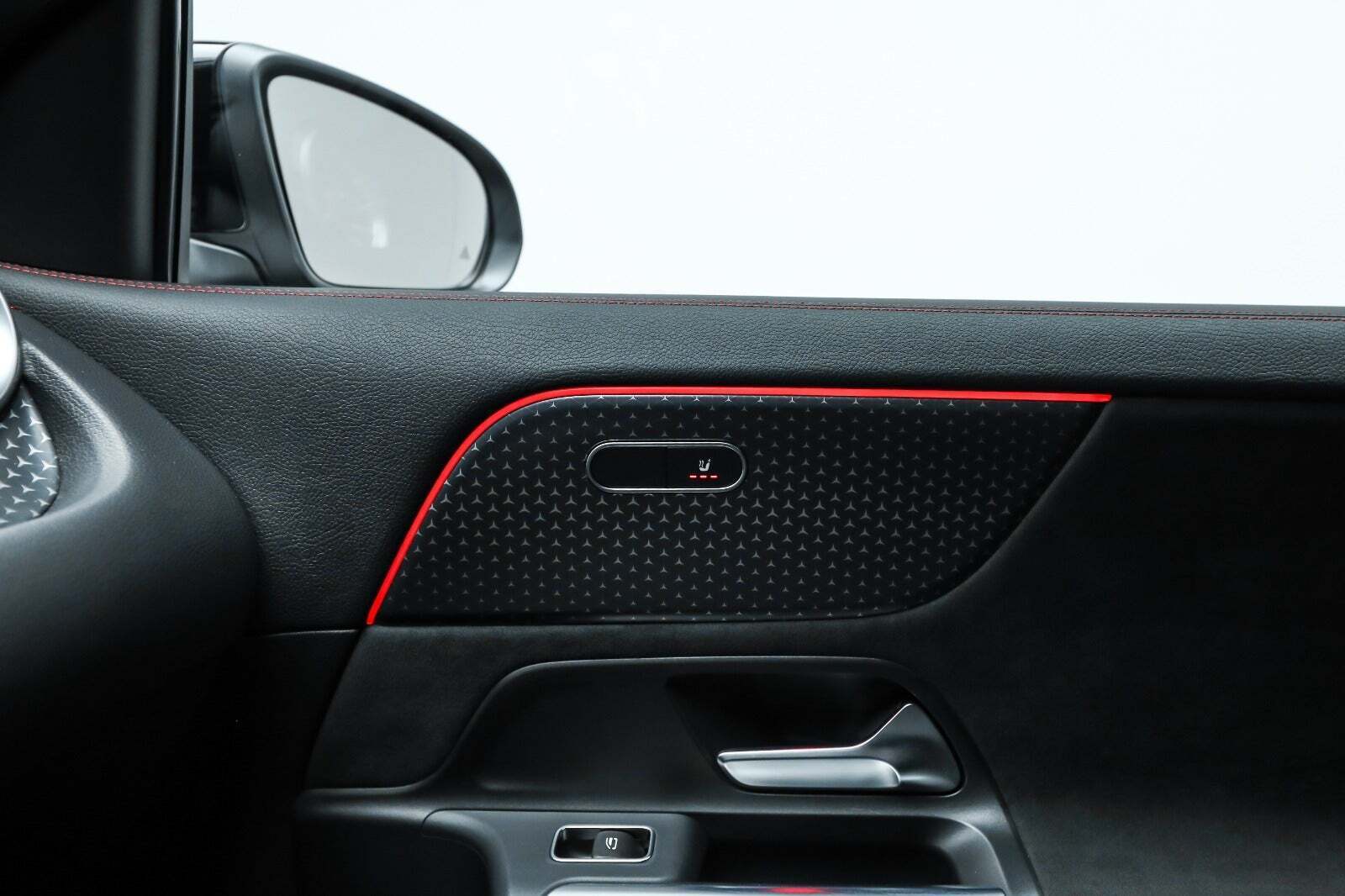 Sort Mercedes EQA350 fra 2024