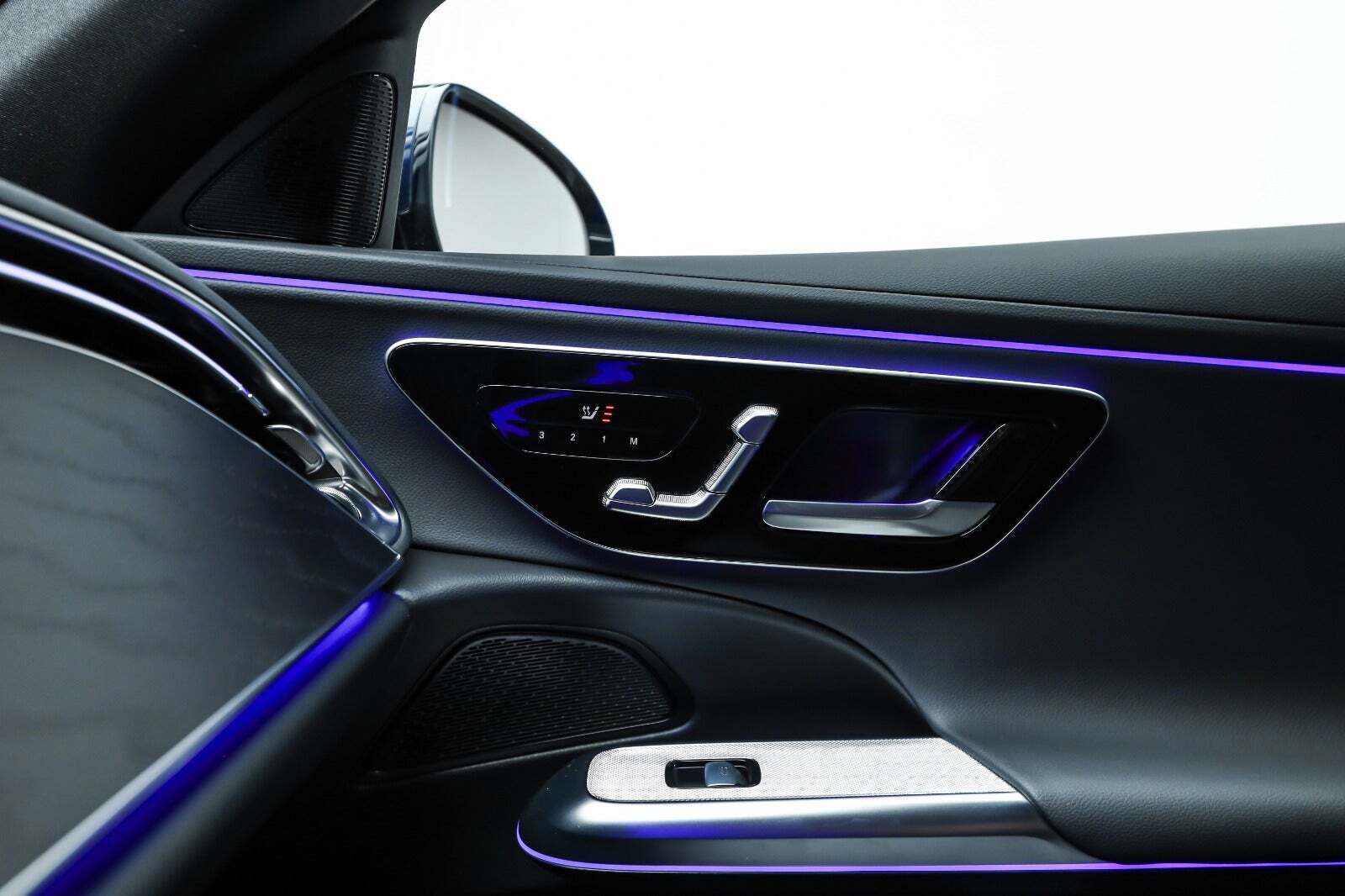 Blå Mercedes E300 e fra 2024