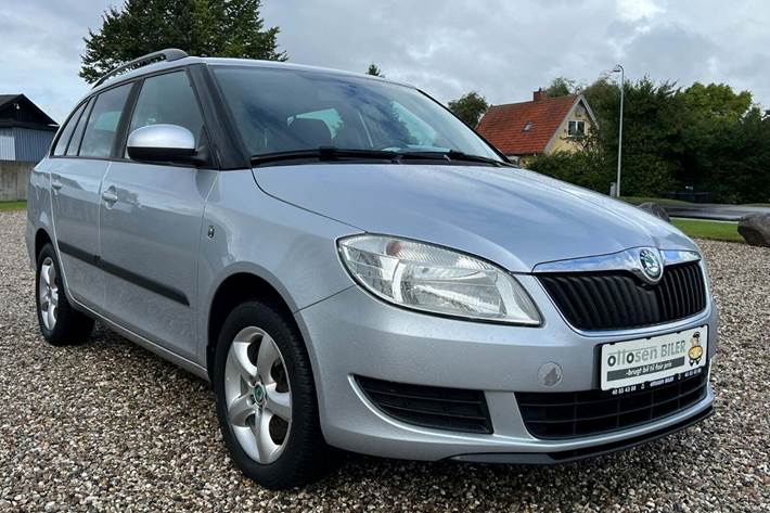 Sølv Skoda Fabia fra 2013 set udefra