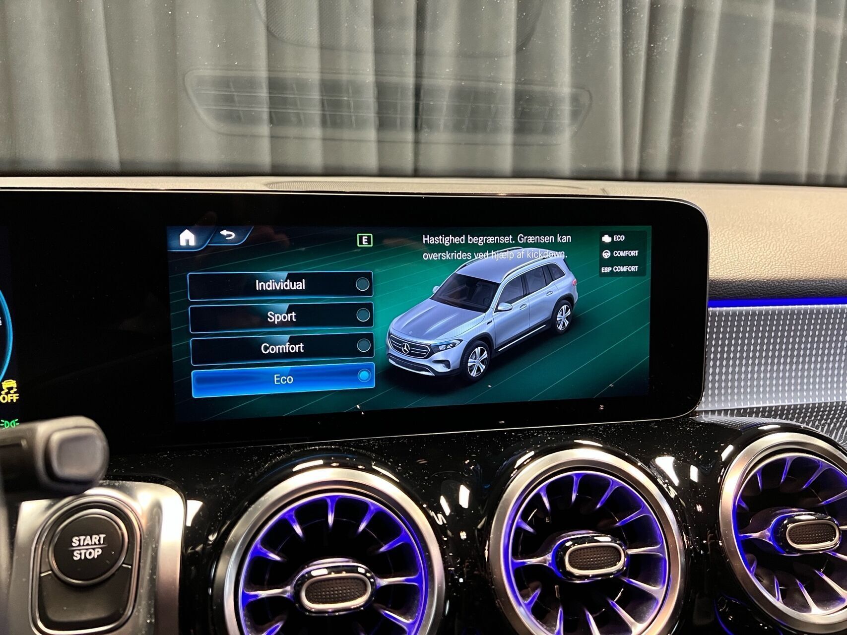 Hvid Mercedes EQB 250+ fra 2023