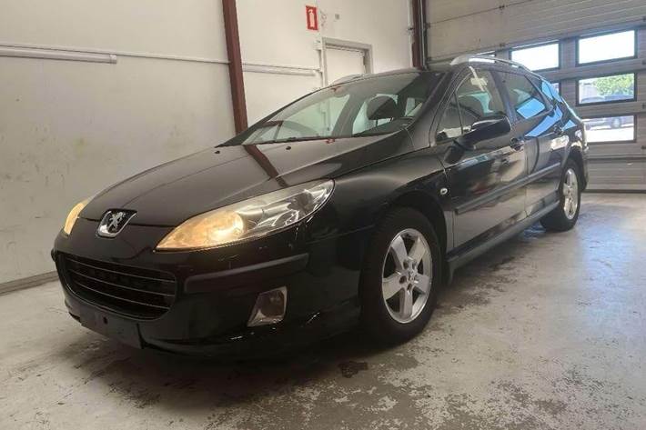 Sort Peugeot 407 fra 2006 set udefra